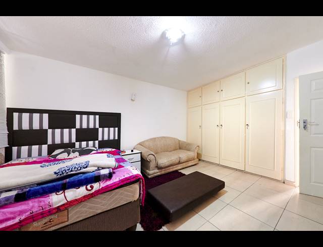2 BEDROOM APARTMENT FOR SALE IN HALFWAY HOUSE